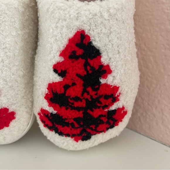 NWT Christmas Tree Pattern Fuzzy Slippers, Winter Warm Plush Non-Slip Slippers - Picture 3 of 7